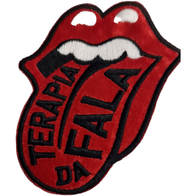 Emblema bordado com boca e língua vermelha com texto TERAPIA DA FALA