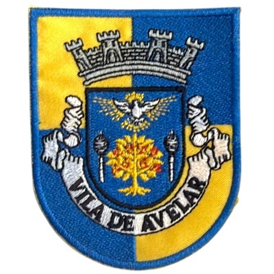 Emblema bordado azul e amarelo com brasão e texto VILA DE AVELAR