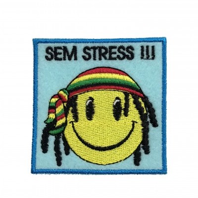 Etiqueta bordada com rosto sorridente e texto SEM STRESS !!!