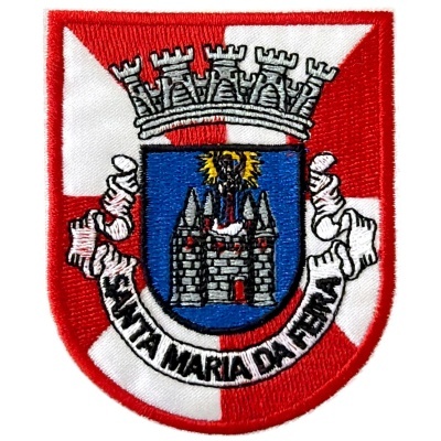 Emblema bordado com escudo, torre e lema Vila Maria da Feira