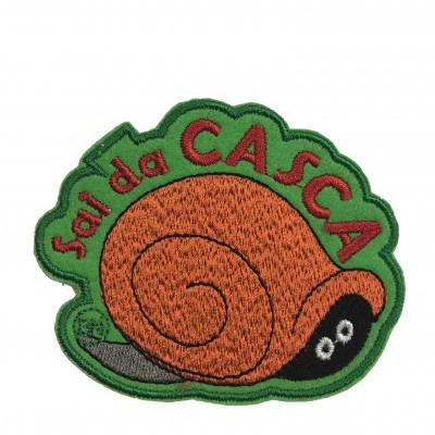 Emblema bordado com caracol castanho e texto 'Sai da CASCA'