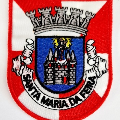 Emblema bordado com castelo, coroa e texto Santa Maria da Feira