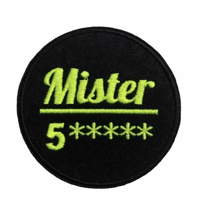 Emblema redondo preto com texto bordado em verde fluorescente