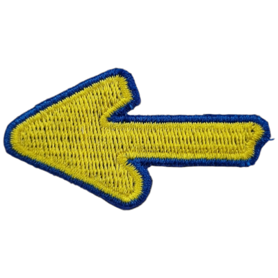 Patch bordado amarelo com borda azul em forma de seta para a esquerda