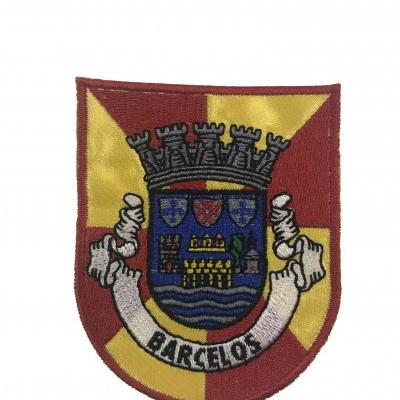Emblema bordado com brasão e texto BARCELÓS em tecido vermelho e amarelo