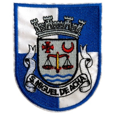 Emblema bordado com escudo azul e branco, coroa, balança e inscrição