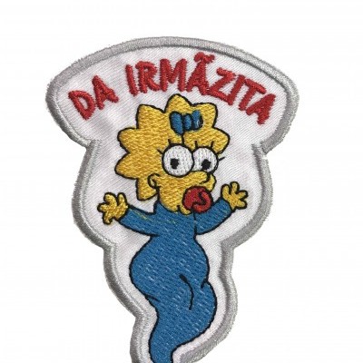 Patch bordado da personagem Maggie Simpson com texto vermelho 'DA IRMÃZITA'