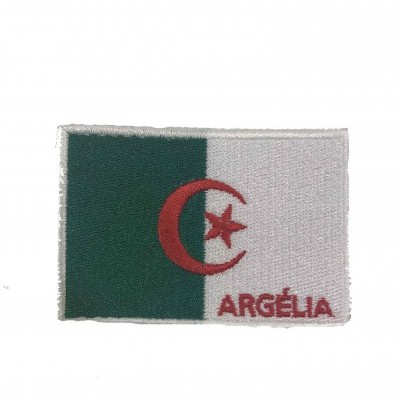 Emblema tecido da bandeira da Argélia com meia-lua, estrela e texto