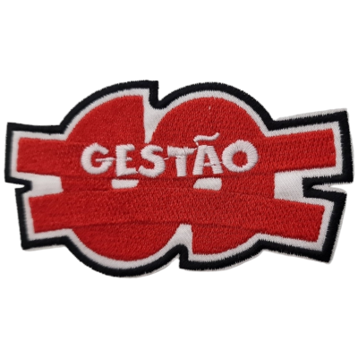 Emblema bordado vermelho e branco com texto 'GESTÃO'