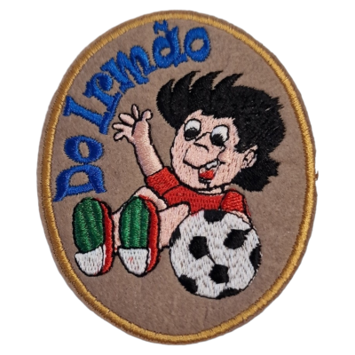 Emblema bordado redondo com personagem e bola de futebol