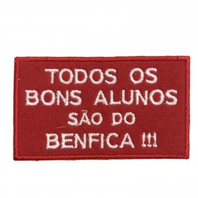 Pach bordado vermelho com texto branco sobre fundo branco