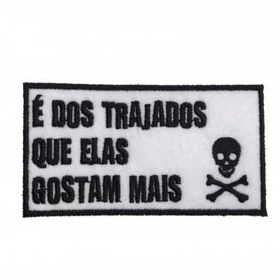 Pachola bordada com texto em português e símbolo de caveira em preto e branco