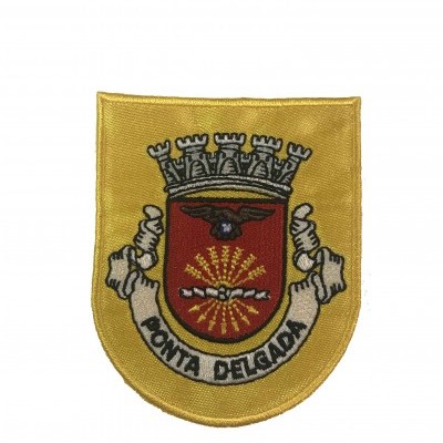 Emblema bordado com escudo vermelho e texto PONTA DELGADA