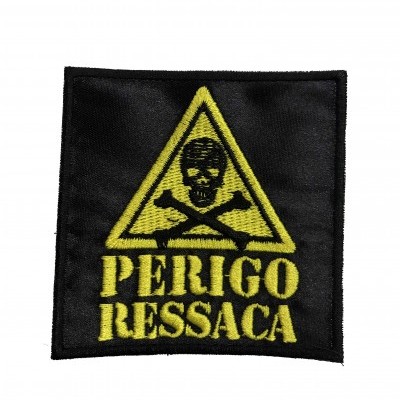 Patch bordado quadrado preto e amarelo com caveira, ossos e texto PERIGO RESSACA