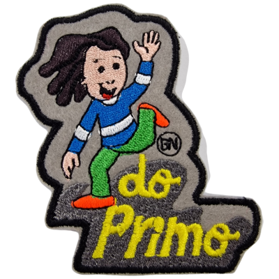 Emblema bordado com personagem colorida e texto do Primo em amarelo