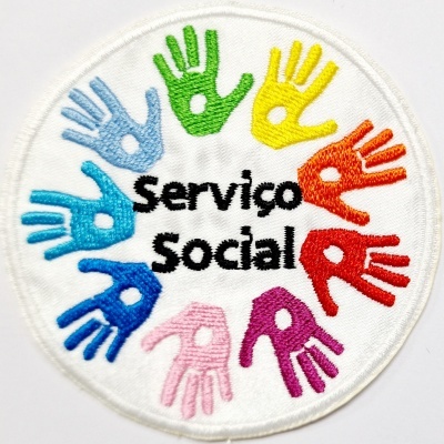 Emblema bordado redondo com mãos coloridas e texto Serviço social