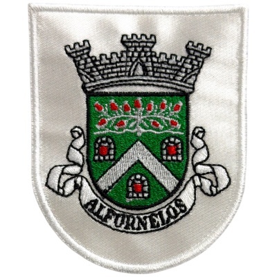 Emblema bordado com escudo verde e texto ALFREDINHOS