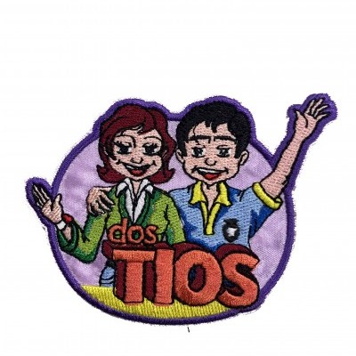 Emblema bordado colorido com duas personagens e texto 