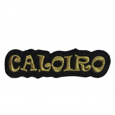 Emblema bordado com texto CALOIRO dourado sobre fundo preto