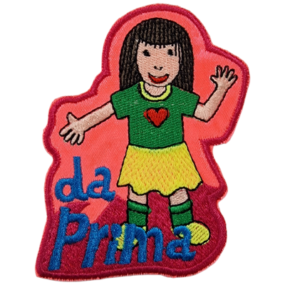 Patch bordado de menina com camisa verde e saia amarela com texto da Prima