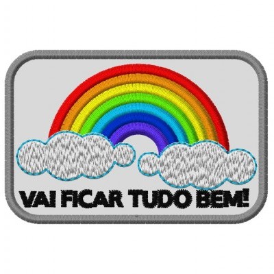 Pano bordado com arco-íris, nuvens e texto encorajador