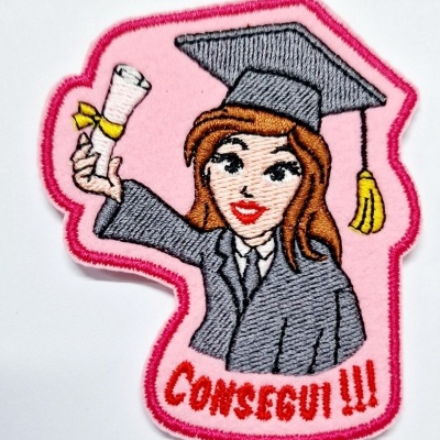 Emblema bordado de mulher graduada com diploma e texto CONSEGUI!!!