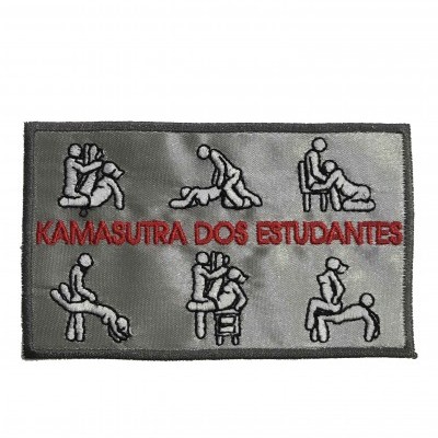 Etiqueta de tecido cinza com texto vermelho e ilustrações de figuras humanas em várias posições.