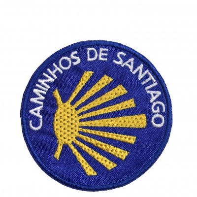 Emblema bordado azul com concha amarela e texto 'CAMINHOS DE SANTIAGO'