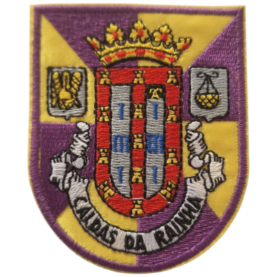Emblema bordado com escudo roxo e amarelo e brasão central detalhado