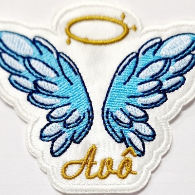 Bordado com asas azuis, auréola dourada e texto Avô
