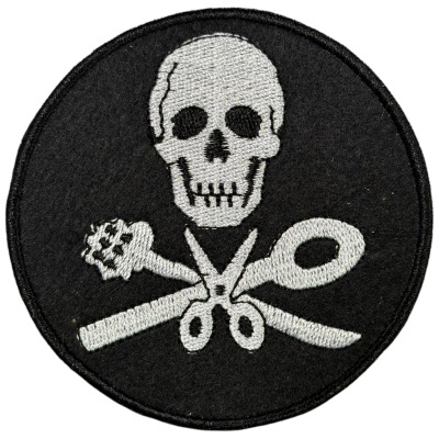 Patch bordado redondo preto com crânio e ferramentas em branco