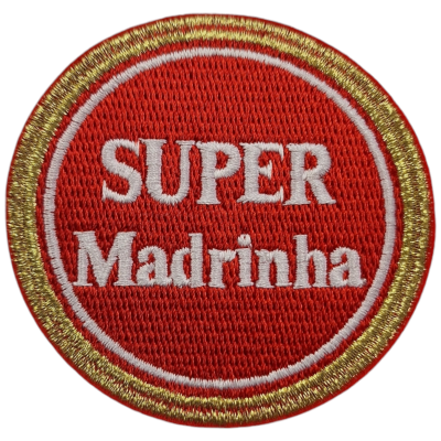 Emblema bordado vermelho com texto SUPER Madrinha e borda dourada