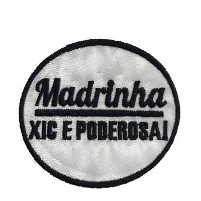 Emblema redondo branco com texto bordado preto Madrinha XIC E PODEROSA