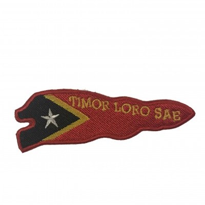 Patch tecido bordado com as cores da bandeira de Timor-Leste e texto 'TIMOR LORO SAE'