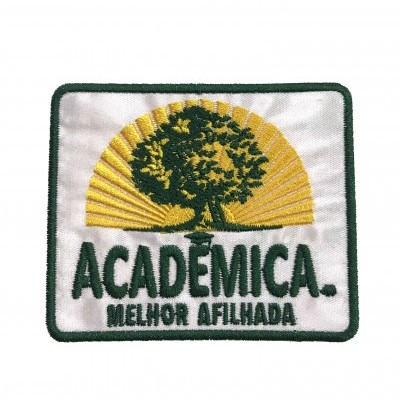 Emblema bordado retangular com texto ACADÉMICA. MELHOR AFILIADA