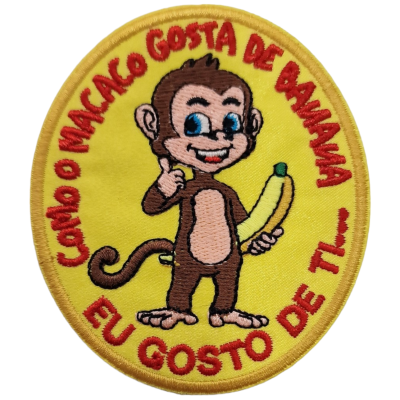Emblema oval bordado amarelo com macaco segurando banana e texto em vermelho