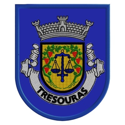 Emenda bordada azul com brasão amarelo, balança azul, ramos verdes, frutos vermelhos, coroa cinzenta e texto TRESOURAS