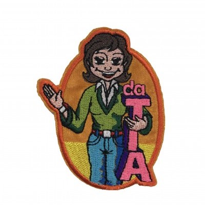 Penteado em tecido bordado com personagem feminina e texto 'da TIA'