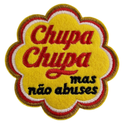 Patch bordado amarelo em forma de flor com texto 'Chupa Chupa mas não abuses'