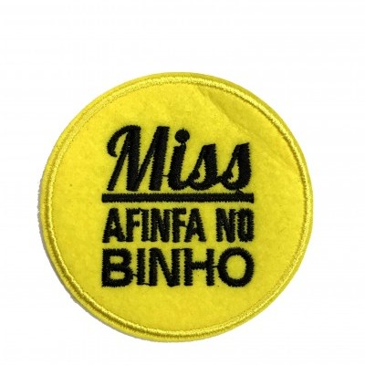 Emblema redondo amarelo com texto bordado preto