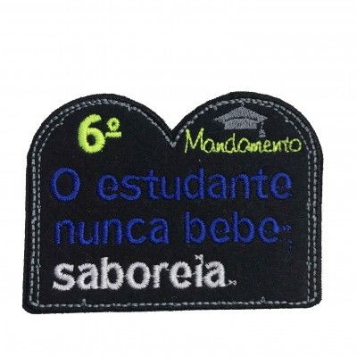 Emblema bordado preto com texto colorido e capelo cinza
