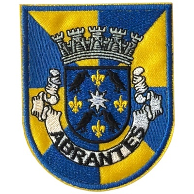 Emblema bordado azul e amarelo com brasão central detalhado