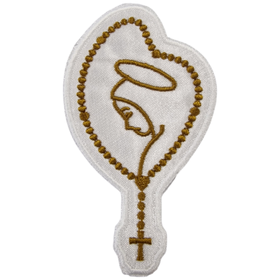 Emblema branco com bordado dourado de cabeça com auréola e rosário em forma de coração