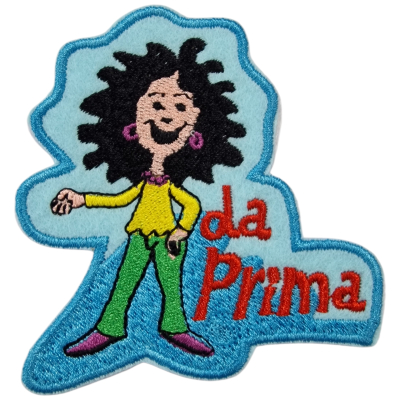 Patch bordado de mulher sorridente com texto da Prima em fundo azul