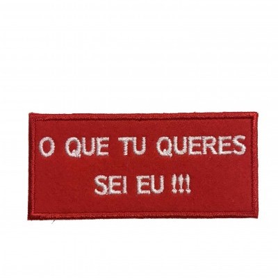 Aplicação têxtil vermelha com bordado branco a dizer O QUE TU QUERES SEI EU !!!