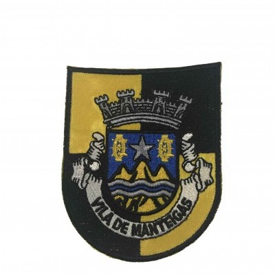 Emblema bordado com brasão azul e fundo preto e amarelo