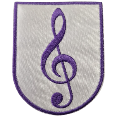 Emblema bordado branco com clave de sol roxa