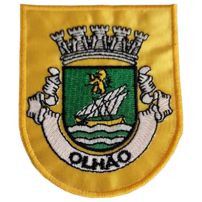 Emblema bordado amarelo com escudo verde, barco branco, leão amarelo, faixa 'OLHÃO' e coroa cinza