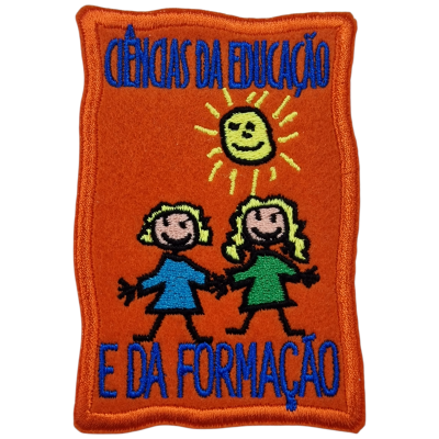 Emblema bordado laranja com crianças e sol, texto CIÊNCIAS DA EDUCAÇÃO E DA FORMAÇÃO