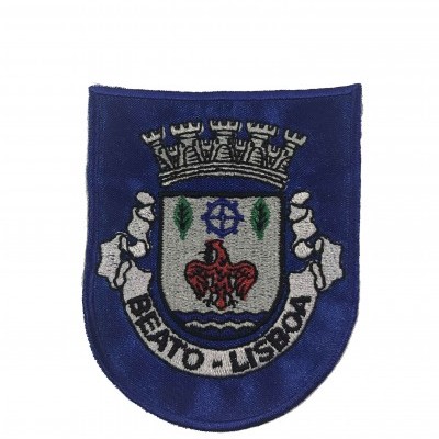 Emblema bordado azul com escudo cinzento e águia vermelha, coroado, texto BEATO - LISBOA